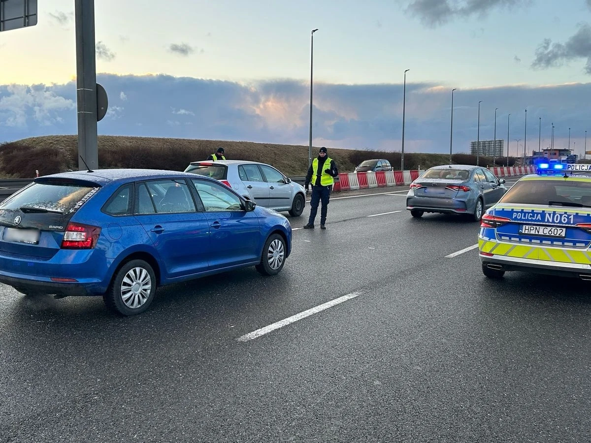 Dziesięciu kierowców "na podwójnym gazie" zatrzymali wczoraj policjanci na autostradzie A1. Pomorska i kujawsko-pomorska drogówka prowadziła wzmożone kontrole trzeźwości.