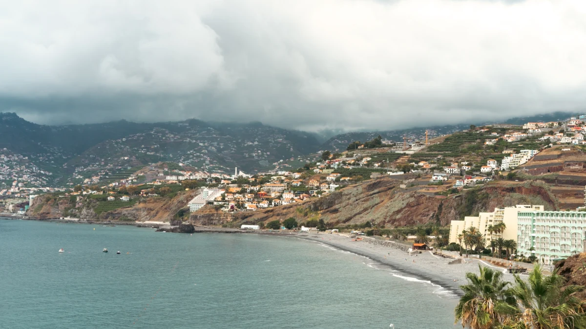 Niebezpieczna sytuacja pogodowa w Portugalii. Kilkadziesiąt lotów zostało już odwołanych lub przekierowanych na inne lotniska z powodu utrzymujących się nad tym krajem wichur, które przyniósł sztorm Laurence. Najgorzej jest w popularnych wśród polskich turystów regionach - na Maderze oraz w Algarve.