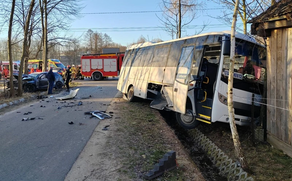 Jedna osoba została ranna w wypadku autobusu szkolnego w świętokrzyskiej miejscowości Rzepinek. Pojazd zderzył się z samochodem osobowym, po czym wjechał do rowu.​