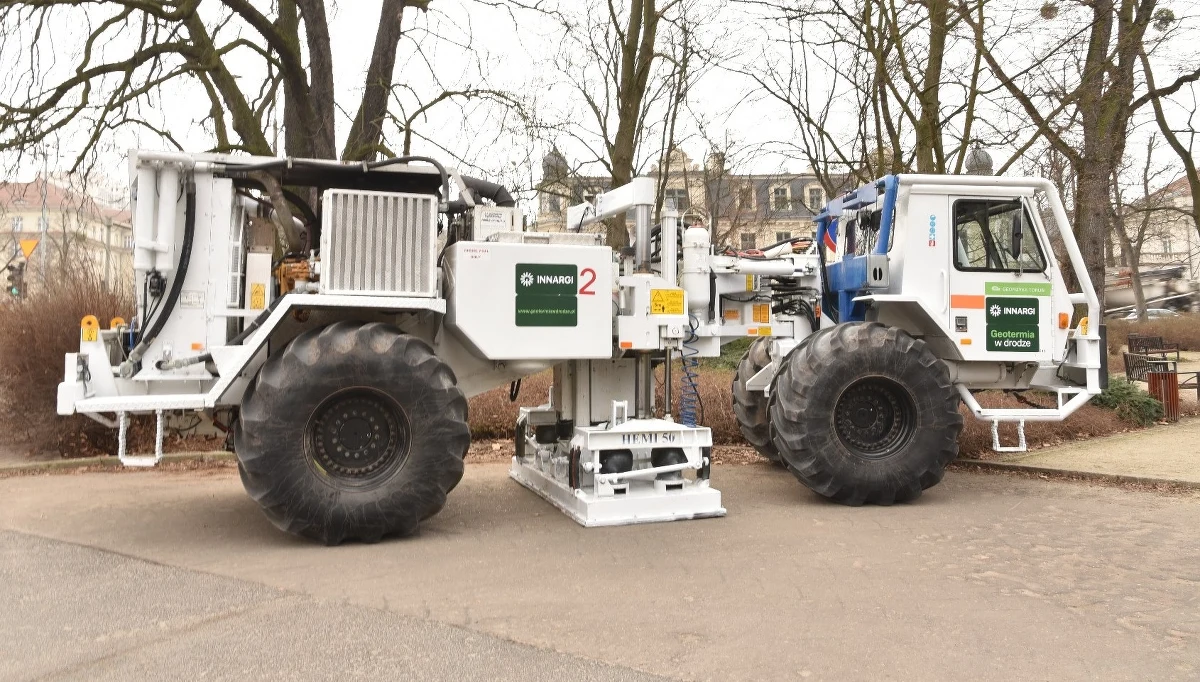 Do niedzieli mają potrwać nocne prace sejsmiczne w Poznaniu. Wieczorami i w nocy na trasy wyjeżdżają specjalistyczne ciężarówki, które przesyłają w głąb ziemi krótkotrwałe wibracje.