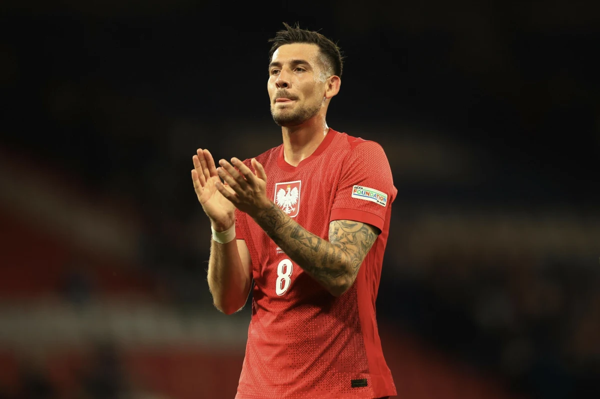 Piłkarska reprezentacja Polski przygotowuje się do dwóch meczów eliminacji mistrzostw świata. W najbliższy piątek zagra z Litwą, a w poniedziałek z Maltą. Jedną z najlepszych informacji dla selekcjonera Michała Probierza jest rosnąca forma Jakuba Modera, który odżył po transferze do Feyenoordu Rotterdam. Teraz - szczególnie pod nieobecność kontuzjowanego Piotra Zielińskiego - będzie mógł pokazać pełnię możliwości.