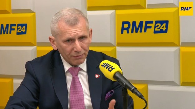 "Trzeba absolutnie i bardzo poważnie rozważyć przeprowadzenie sekcji zwłok" - mówił w Porannej rozmowie w RMF FM senator KO Krzysztof Kwiatkowski, odnosząc się do sprawy śmierci Barbary Skrzypek. Jak dodał były minister sprawiedliwości, byłby za tym, by ujawnić protokół z przesłuchania Skrzypek. Karola Nawrockiego natomiast Kwiatkowski nominowałby do literackiej nagrody Nobla.