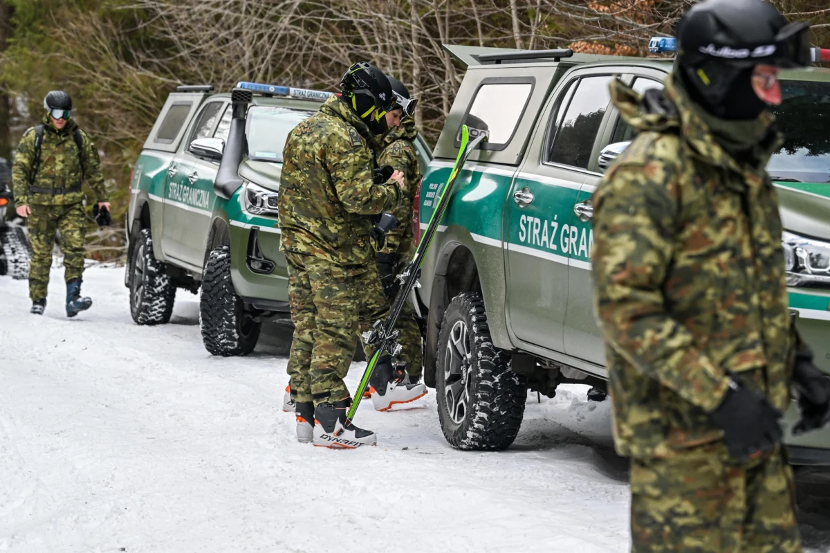 Od kilku dni rośnie napór na polsko-białoruską granicę. Do prób przedarcia się na terytorium Polski dochodzi praktycznie na całym odcinku granicy w województwie podlaskim. Minionej doby migranci zaatakowali funkcjonariuszy SG kamieniami.