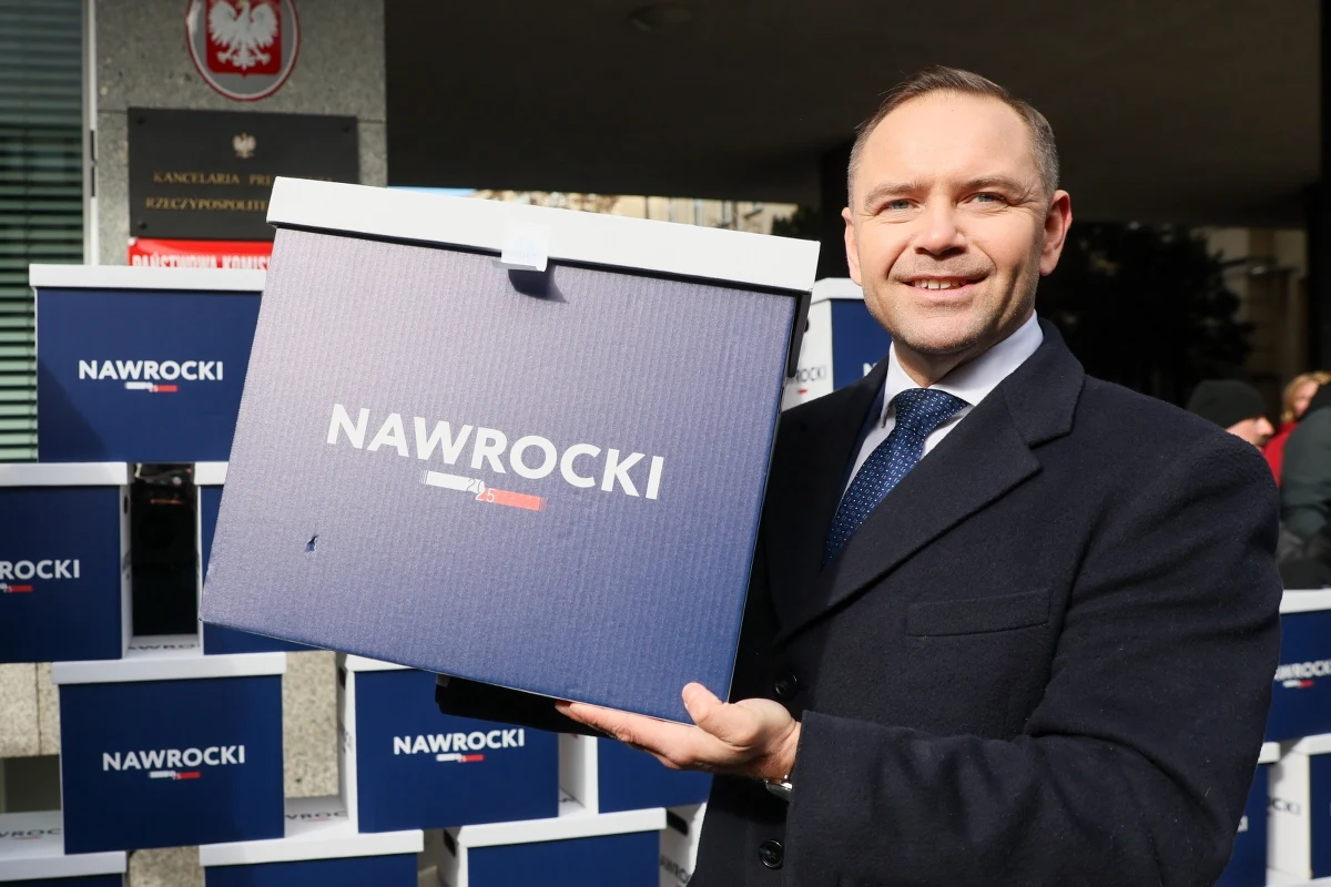 Karol Nawrocki złożył we wtorek w siedzibie Państwowej Komisji Wyborczej ponad 1,3 mln głosów poparcia w kampanii przed wyborami prezydenckimi. "Jest nas wielu zdeterminowanych, aby iść do zwycięstwa w wyborach 18 maja" - powiedział popierany przez PiS kandydat obywatelski.