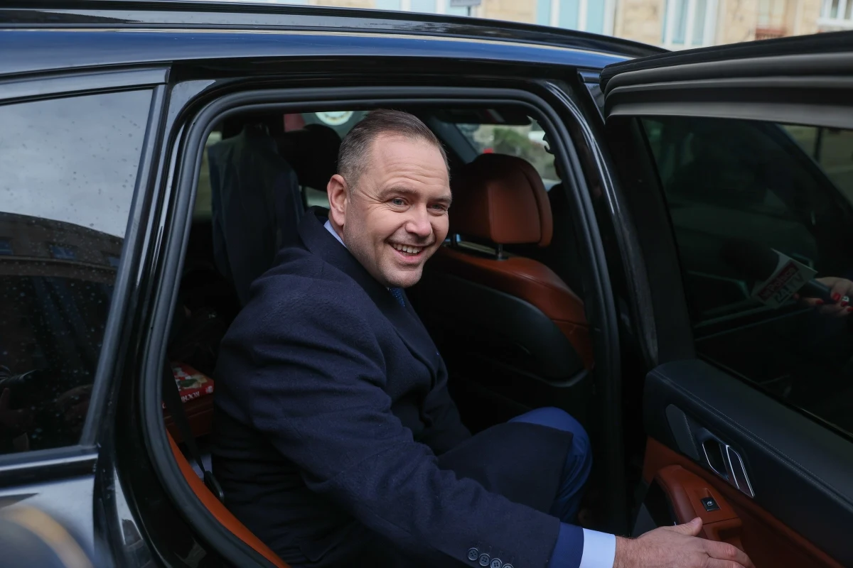 Karol Nawrocki na ustach wszystkich. Popierany przez PiS obywatelski kandydat na prezydenta wydał książkę pod pseudonimem "Tadeusz Batyr". Później z zakrytą twarzą i zmienionym głosem sam siebie promował. O co chodzi w całym tym zamieszaniu? We wtorek Nawrocki zabrał głos w sprawie.