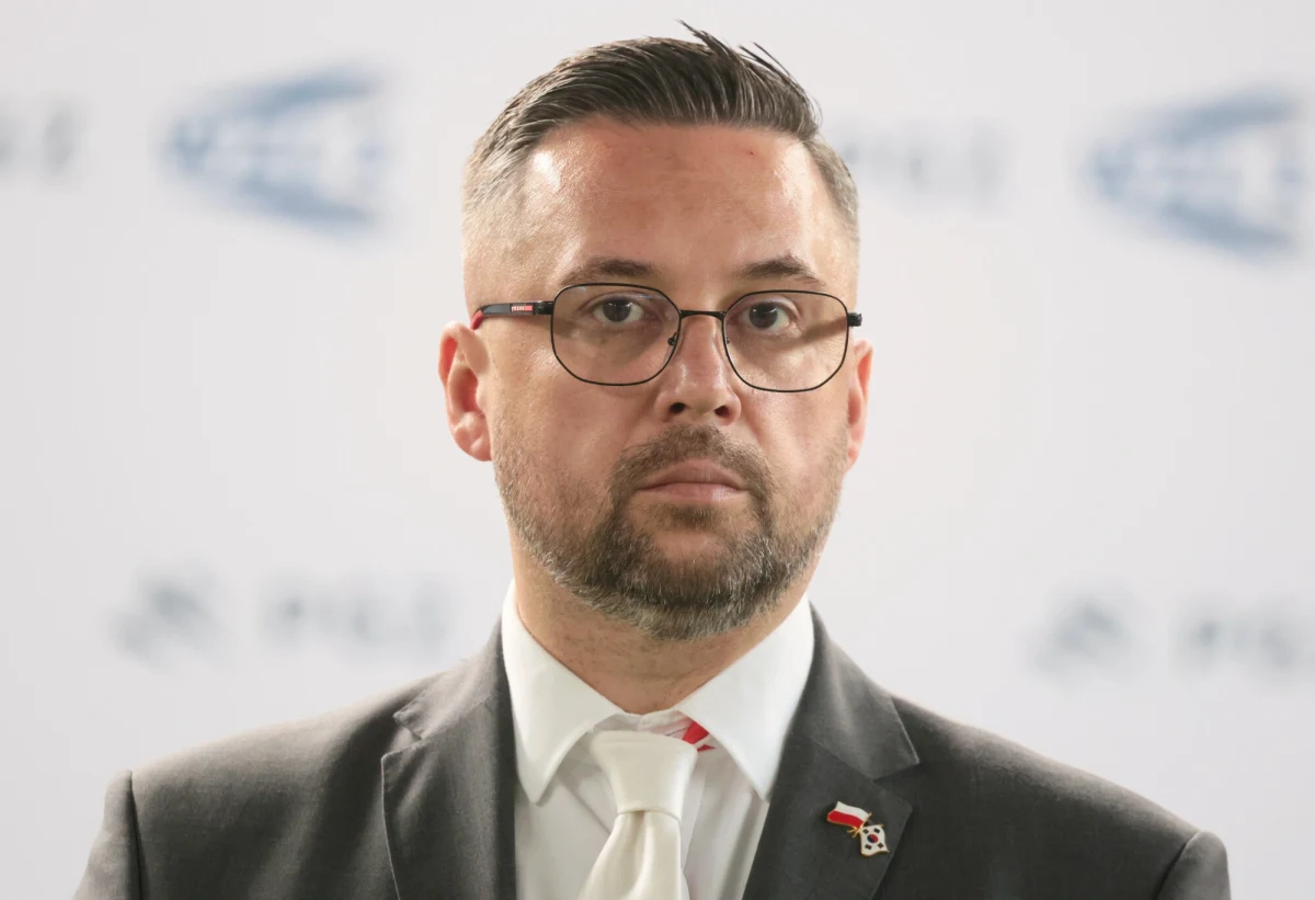 "Nie spotkałem się jeszcze osobiście z prezesem Polskiej Akademii Nauk. W przyszłym tygodniu do takiego spotkania dojdzie. Będziemy rozmawiali o reformie instytucji" - powiedział w Rozmowie o 7:00 w Radiu RMF24 minister nauki i szkolnictwa wyższego Marcin Kulasek. "Nic o nas bez nas - o to prosiło nas środowisko naukowe. Tego się trzymamy. To środowisko wie najlepiej, jaka reforma jest potrzebna, co należy poprawić i zmienić, a resort jest po to, żeby pewne rzeczy ułatwić" - dodał gość Piotra Salaka.