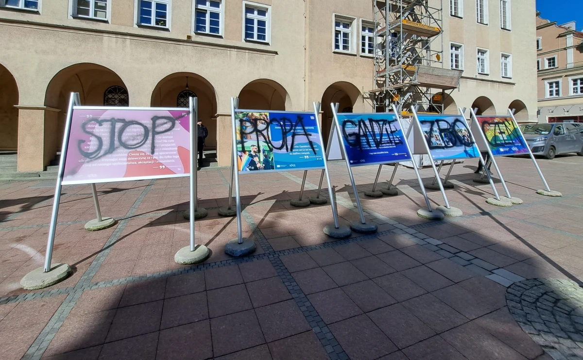 Grzegorz Braun zniszczył wystawę na opolskim rynku. Miasto szacuje straty, a policja sprawdza monitoring i ustala świadków aktu wandalizmu.