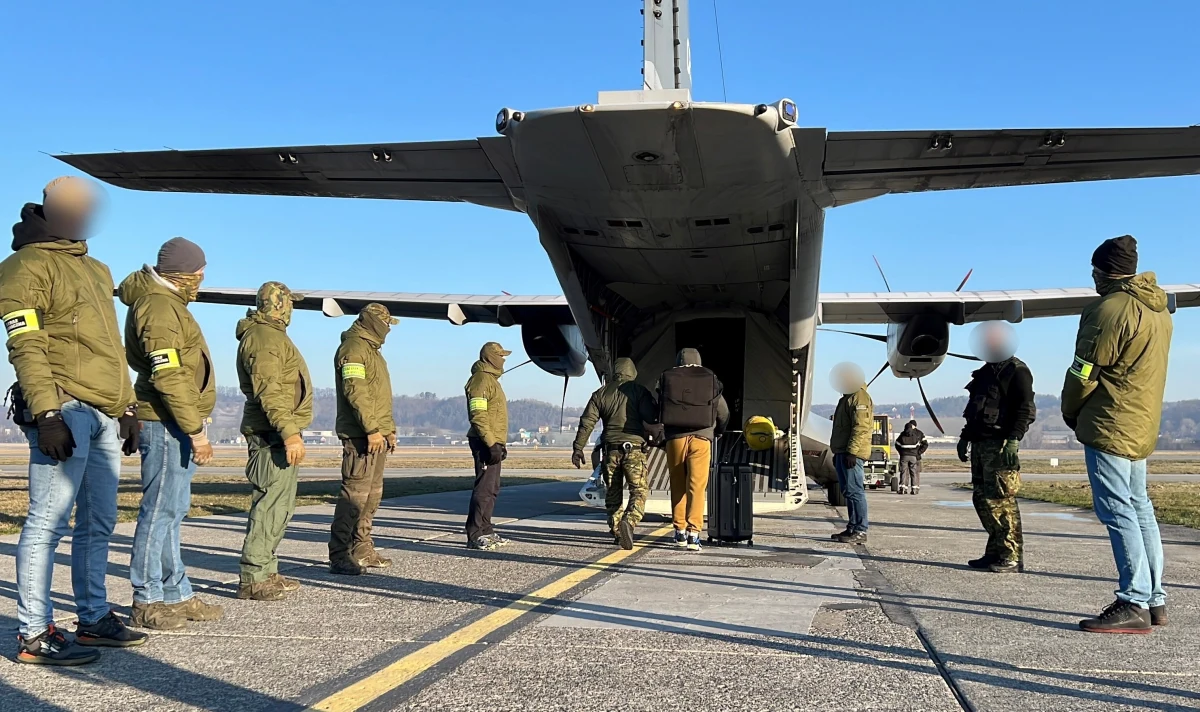 32-letni Gruzin, podejrzewany w Polsce o działalność terrorystyczną, został wydalony z naszego kraju. Jak dowiedział się reporter RMF FM, mężczyzna znalazł się w grupie 14 cudzoziemców, którzy dziś rano - przymusowo, w asyście strażników granicznych - zostali przetransportowani z podkrakowskich Balic samolotem do swoich krajów.