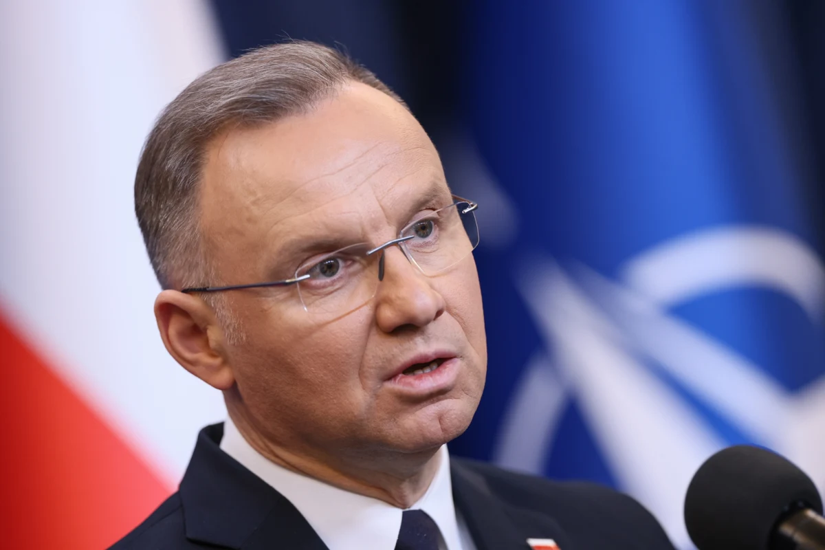 Andrzej Duda skierował pismo m.in. do premiera Donalda Tuska w sprawie okoliczności przesłuchania Barbary Skrzypek. "Trudno zaprzeczyć, że ta zapaść zdrowia, która ostatecznie doprowadziła do śmierci Barbary Skrzypek, miała miejsce kilkadziesiąt godzin po przesłuchaniu, w którym brała udział w warszawskiej prokuraturze okręgowej" - powiedział w trakcie oświadczenia prezydent. Andrzej Duda stwierdził też, że śmierć wieloletniej współpracowniczki Jarosława Kaczyńskiego ma także "swój aspekt państwowy".