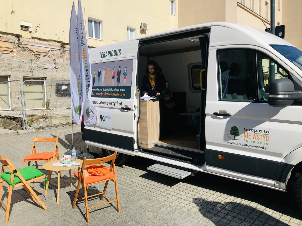 Trzech psychologów na zmianę dyżuruje w Terapiobusie, który zaparkował w łódzkim Pasażu Schillera. Do godziny 18.00 można skorzystać z bezpłatnej pomocy terapeutów.