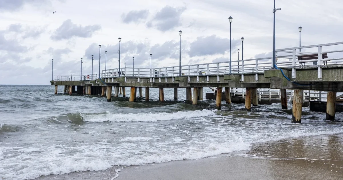 Planowany na wiosnę remont molo w Brzeźnie w Gdańsku został przełożony na jesień. Przyczyną opóźnienia jest unieważnienie przetargu po rezygnacji wybranego wykonawcy. Firma przed finalizacją umowy wycofała się, argumentując to błędnie skalkulowanymi kosztami. Kolejna oferta ma znacząco przekraczać budżet.
