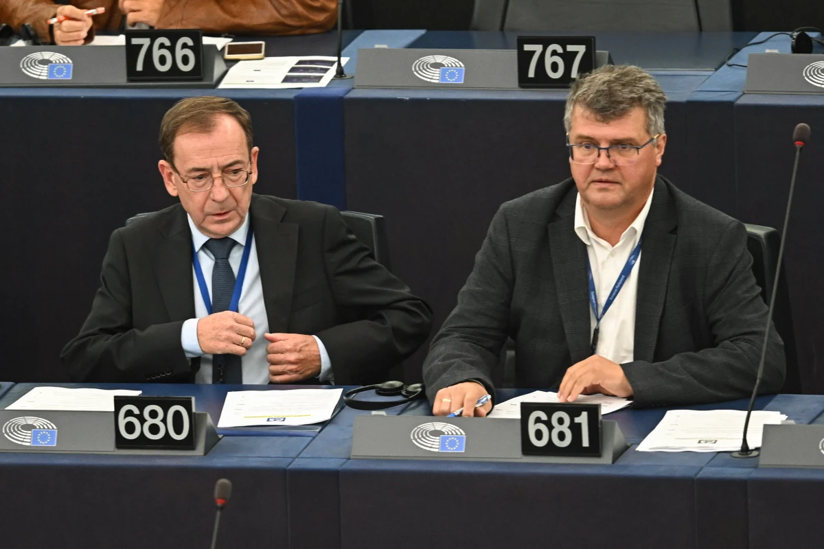 Europosłowie PiS Mariusz Kamiński i Maciej Wąsik mogą stracić immunitet. Uchylenie go im zarekomendowała komisja prawna Parlamentu Europejskiego (JURI). Ostateczna decyzja w tej sprawie zapadnie w przyszłym miesiącu na sesji europarlamentu.