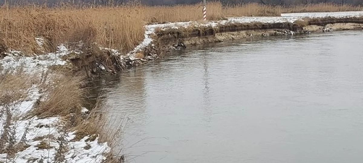 Polska może stracić część swojego terytorium. Chodzi o skrawek ziemi przy wschodniej granicy, który może się znaleźć po stronie Białorusi. Za przesuwanie granic nie zabierają się politycy, ale przyroda. Mają ją powstrzymać inżynierowie i robotnicy.