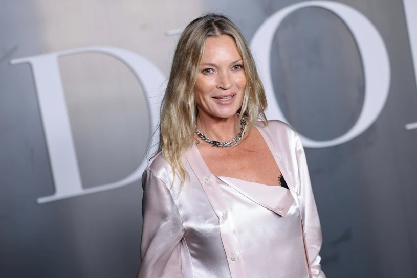 Kate Moss w stonowanej szarości. Stylowo i z klasą