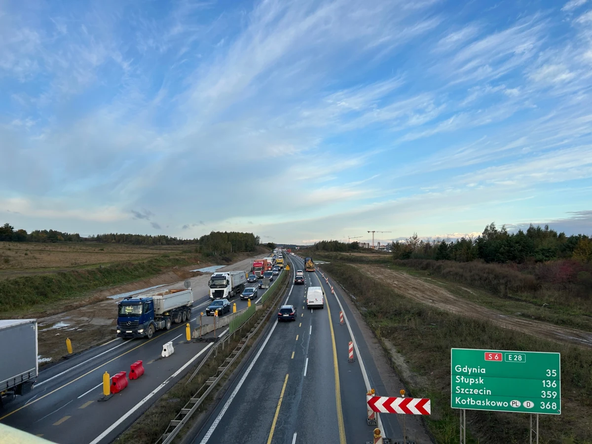Uwaga kierowcy korzystający z obwodnicy Trójmiasta. Znów czekają was kłopoty. W środę - poza zwężeniem na węźle Gdańsk-Południe, które jest spowodowane budową akustycznych - ruch będzie ograniczony do jednego pasa też przed węzłem w Kowalach w stronę Gdyni.