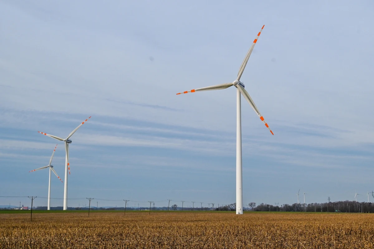 Rada Ministrów zapoznała się z projektem nowelizacji ustawy wiatrakowej i kierunkowo go przyjęła; formalne potwierdzenie nastąpi w trybie obiegowym do piątku - poinformował wicepremier, szef MON Władysław Kosiniak-Kamysz. Projekt ma trafić do Sejmu przed następnym posiedzeniem. Najważniejszą z planowanych w noweli zmian jest zniesienie - wprowadzonej w 2016 r. - zasady 10H i wprowadzenie minimalnej odległości 500 m wiatraków od zabudowań.