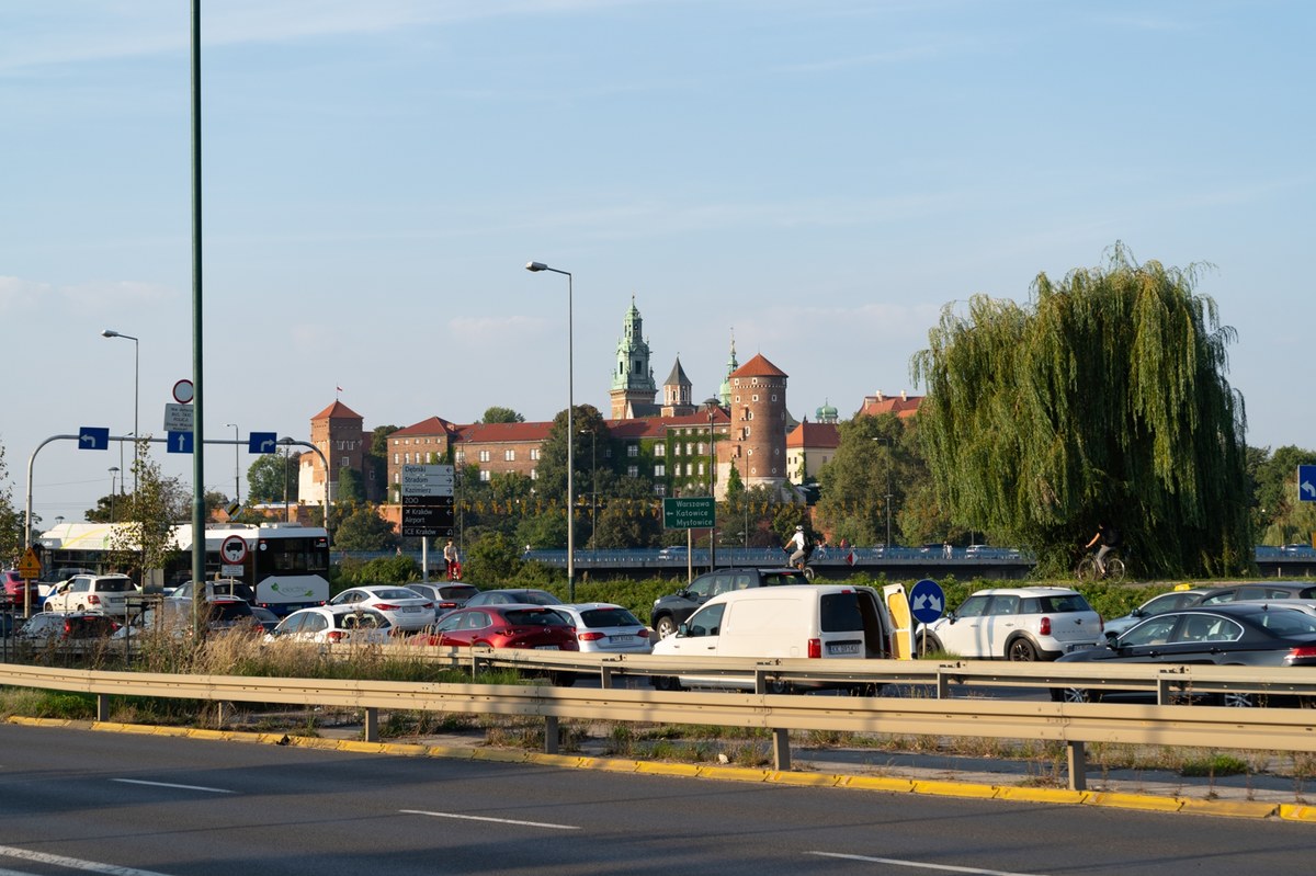 ​W Krakowie podsumowano konsultacje społeczne w sprawie Strefy Czystego Transportu. To temat, który cały czas wzbudza sporo emocji, zarówno wśród krakowian, jak i tych, którzy przyjeżdżają do pracy w tym mieście lub w celach turystycznych. Wśród najważniejszych rekomendacji jest zwolnienie krakowian z wymiany starych samochodów. Przepisy mają nie obejmować pojazdów, którymi obecnie poruszają się mieszkańcy miasta. 
