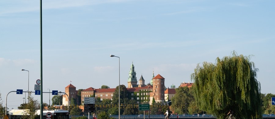 ​W Krakowie podsumowano konsultacje społeczne w sprawie Strefy Czystego Transportu. To temat, który cały czas wzbudza sporo emocji, zarówno wśród krakowian, jak i tych, którzy przyjeżdżają do pracy w tym mieście lub w celach turystycznych. Wśród najważniejszych rekomendacji jest zwolnienie krakowian z wymiany starych samochodów. Przepisy mają nie obejmować pojazdów, którymi obecnie poruszają się mieszkańcy miasta. 