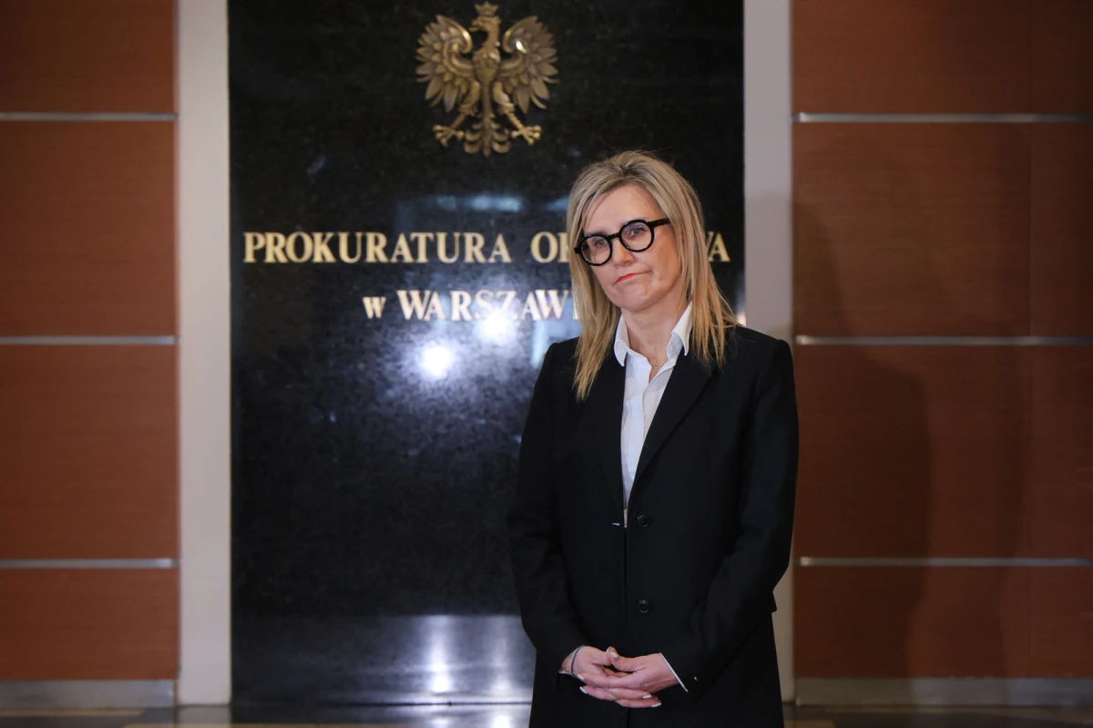 Prokurator Ewa Wrzosek wystąpiła o zapewnienie jej ochrony. Ma to związek ze śmiercią Barbary Skrzypek. To Wrzosek przesłuchiwała w ubiegłym tygodniu bliską współpracowniczkę Jarosław Kaczyńskiego. Skrzypek trzy dni po tym przesłuchaniu zmarła. Powodem jej śmierci był rozległy zawał. "Wystąpiłam drogą służbową z wnioskiem o zapewnienie ochrony z uwagi na niezliczoną liczbę kierowanych wobec mnie gróźb karalnych i nawoływania do popełnienia przestępstw na moją szkodę" - poinformowała PAP prok. Wrzosek.