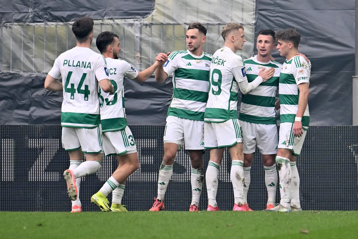 O problemach Lechii Gdańsk mówi się od dobrych kilku miesięcy. Opóźnienia w wypłacaniu pensji, problemy z uzyskaniem licencji. Mimo tego wszystkiego najwyraźniej znalazły się środki na zgrupowanie w Zjednoczonych Emiratach Arabskich. Nie - jak to zwykle robią kluby Ekstraklasy - przedsezonowe czy w przerwie zimowej. Odbędzie się ono w przerwie... reprezentacyjnej. W dodatku bez pierwszego trenera Johna Carvera.