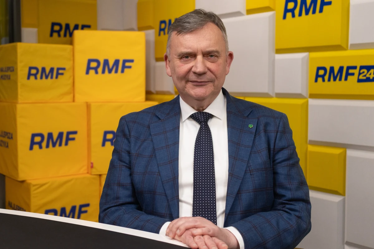 "Dobrze, że doszło do tej rozmowy, natomiast ja nie wiążę z nią wielkich nadziei. To duża odpowiedzialność prezydenta Trumpa, co powiedział Putinowi i co Putin mu odpowiedział. Cała Europa powinna odetchnąć w sensie pokoju i spokoju, ale ja nie jestem optymistą. Donald Trump jest wytrawnym graczem, natomiast tu może chodzić o warunki nie do spełnienia" - powiedział w Popołudniowej rozmowie w RMF FM Paweł Bejda, wiceszef MON, poseł PSL. "Dochodzą do mnie informacje, że Putin chce, żeby armia ukraińska całkowicie się rozbroiła" - dodał.