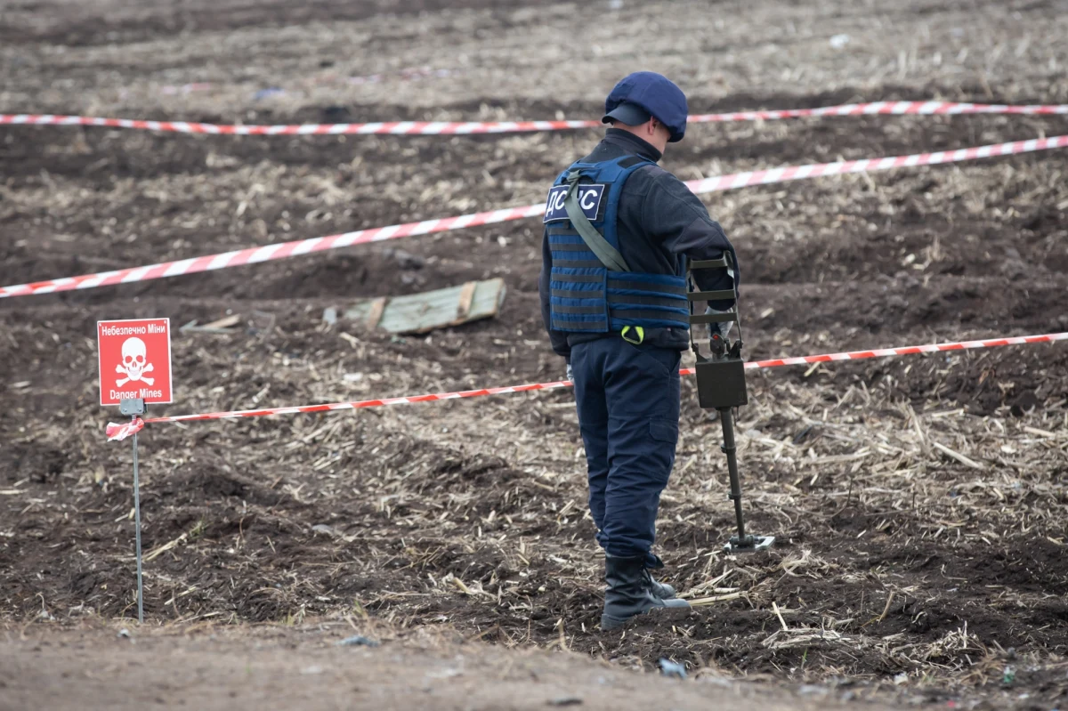 Ministrowie obrony Polski, Estonii, Łotwy i Litwy zarekomendowali wypowiedzenie konwencji ottawskiej, która zakazuje produkcji i używania min przeciwpiechotnych. "W deklaracji jest podkreślone, że państwa bałtyckie oraz Polska nadal zamierzają respektować kwestie humanitarne z tym związane, a więc prawdopodobnie będzie to oznaczało, że jeżeli już te miny przeciwpiechotne będziemy wprowadzać, to będą to tzw. inteligentne miny, czyli z przygotowanymi i zaprojektowanymi odpowiednio zapalnikami, które np. można zdalnie wyłączyć, które mogą sygnalizować, gdzie są rozłożone, aby po zakończeniu konfliktu, można je było po prostu pozbierać" - mówił w Radiu RMF24 specjalista od uzbrojenia i wyposażenia armii z portalu Defence24 Damian Ratka.