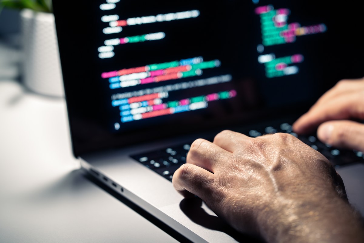 Starostwo Powiatowe w Piszu (woj. warmińsko-mazurskie) poinformowało, że we wtorek stało się celem ataku hakerskiego. Wewnętrzne systemy informatyczne starostwa, a także powiatowego zespołu szkół zostały sparaliżowane. "Na chwilę obecną nie potwierdzamy wycieku jakichkolwiek danych, jednak nie możemy wykluczyć takiej możliwości" - zaznaczono w komunikacie. Starostwo zaleca, aby osoby, które obawiają się potencjalnego naruszenia swoich danych osobowych, rozważyły zastrzeżenie numeru PESEL. 