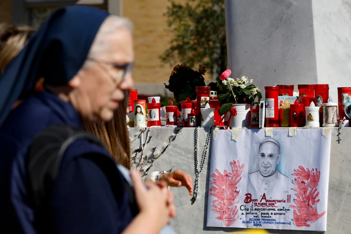 Stan papieża Franciszka pozostaje stabilny oraz złożony - poinformowało we wtorek biuro prasowe Watykanu. Lekko poprawiła się sytuacja oddechowa i motoryczna Ojca Świętego. Kolejny dzień z rzędu redukowana jest tlenoterapia.