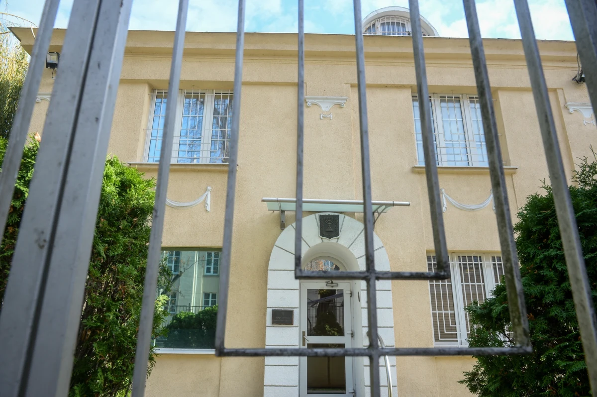 Dwie osoby zostały zatrzymane w związku z incydentem przed ambasadą Izraela w Warszawie. Stołeczna policja informuje, że to obywatele Polski w wieku 21 i 31 lat.