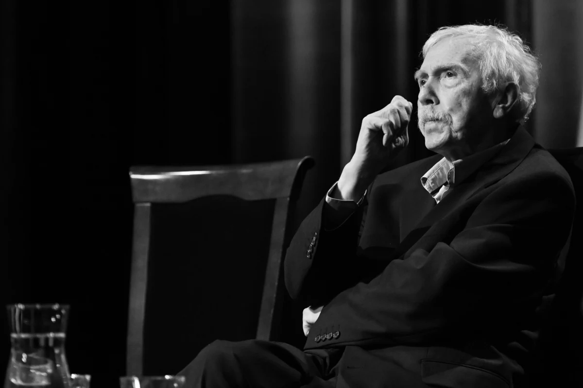 Zmarł Leszek Mądzik, wybitny twórca teatralny, reżyser, scenograf, malarz i fotograf, twórca Sceny Plastycznej KUL. Jego spektakle były pozbawione słów, tradycyjnego aktorstwa i fabuły. Opierały się na scenografii, przestrzeni, grze świateł, ciszy i dźwięków. Sam Mądzik nazywał swoją twórczość "teatrem mroku i światła". "Życie i śmierć, dola człowiecza - to jest temat, który poruszam w moim teatrze już 50 lat" - mówił jeszcze niedawno.