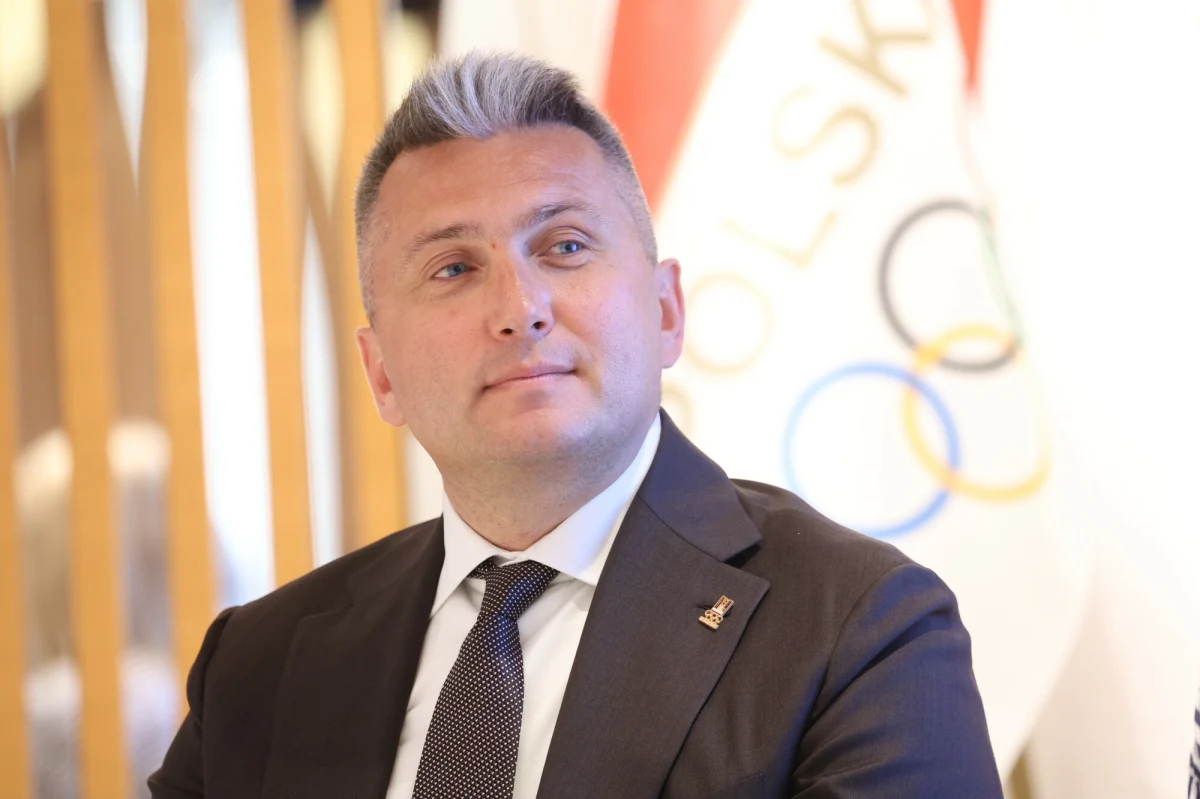 Prezes PKOl Radosław Piesiewicz po raz kolejny - tym razem bez podania konkretnego terminu - przełożył posiedzenie zarządu, które miało się odbyć 25 marca. "Nie jestem zaskoczony takim działaniem prezesa" - powiedział jeden z wiceprezesów, Adam Konopka. Pierwsze w 2025 roku spotkanie zarządu było zaplanowane na 24 lutego, ale prezes przesunął je o miesiąc. Decyzja była pokłosiem listu podpisanego przez przedstawicieli ok. 40 związków sportowych. Zaapelowano w nim do Piesiewicza o podanie się do dymisji. 