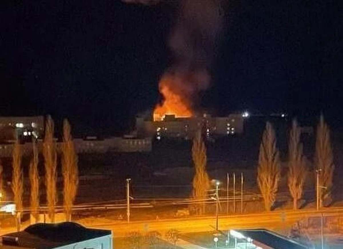 Zmasowany atak rosyjskich dronów uderzeniowych typu Shahed w Ukrainie nastąpił niedługo po zakończeniu rozmowy telefonicznej między Trumpem a Putinem, do której doszło we wtorek. W Kijowie, w obwodzie kijowskim, a także w innych regionach Ukrainy zawyły syreny. Do późnych godzin słuchać było eksplozje, dźwięki wystrzałów działek przeciwlotniczych i serie salw z ciężkich karabinów maszynowych, którymi zestrzeliwane były drony. "Niestety, były trafienia, szczególnie w infrastrukturę cywilną" - poinformował przed północą Wołodymyr Zełenski. Jeden z dronów uderzył w szpital.