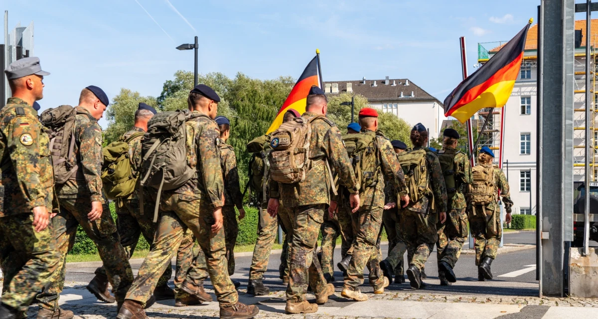 Niemiecki parlament zmienił we wtorek konstytucję - to reakcja na zwrot w polityce USA wobec Europy. Dzięki zmianie przyszły rząd Niemiec ma wolną rękę w zwiększaniu deficytu budżetowego w przypadku wydatków na obronność i pomoc dla Ukrainy. 500 mld euro przeznaczono na modernizację infrastruktury. Kandydat CDU/CSU na kanclerza Friedrich Merz powiedział podczas debaty przed głosowaniem w Bundestagu, że zniesienie ograniczeń zadłużenia na taką skalę stało się konieczne ze względu na "rosyjską wojnę napastniczą przeciwko Europie".