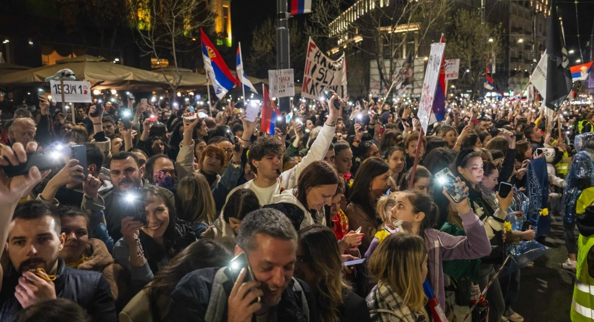 Sobota przyniosła napięte chwile na ulicach serbskiej stolicy, a echa wydarzeń rozchodzą się szeroko, wywołując liczne pytania i domysły. Część osób uważa, że w trakcie protestu w Belgradzie służby użyły broni sonicznej przeciwko protestującym. Prokuratura twierdzi, że zebrane dotąd dowody wykluczają taką wersję wydarzeń. Minister spraw wewnętrznych Serbii Ivica Daczić poprosił jednak amerykańskie FBI o pomoc w rozwiązaniu sprawy. 
