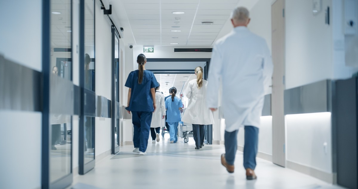 Ustalono personalia polskich pasażerów podróżujących samolotem z 6-latkiem, który zachorował na błonicę. Główny Inspektor Sanitarny Paweł Grzesiowski poinformował, że "wstępnym dochodzeniem" objęte jest około 500 osób. Tymczasem jak poinformowano, dorosły pacjent hospitalizowany w Wojewódzkim Szpitalu Specjalistycznym im. Gromkowskiego we Wrocławiu z podejrzeniem błonicy ma objawy kliniczne tej choroby i jest leczony w tym kierunku, choć zakażenia nie potwierdzają jeszcze badania mikrobiologiczne.