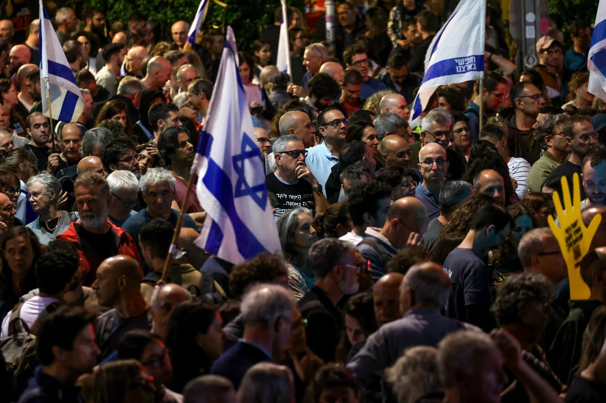 Ok. 40 tys. osób protestowało w Tel Awiwie przeciwko premierowi Izraela Benjaminowi Netanjahu i jego decyzji o wznowieniu ataków na Strefę Gazy. Zdaniem demonstrantów zagraża ona zakładnikom Hamasu. W Jerozolimie policja brutalnie rozpędziła manifestację przeciwko "izraelskiemu ludobójstwu". Dziś - jak informuje dziennikarz RMF FM Krzysztof Berenda, który jest w Jerozolimie - mają się odbyć kolejne demonstracje.