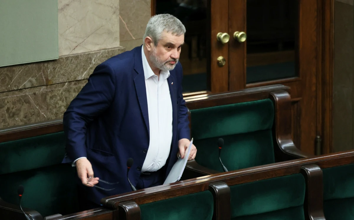 Jan Krzysztof Ardanowski usłyszał zarzuty - poinformowała w środę Prokuratura Regionalna w Warszawie. Byłemu ministrowi rolnictwa i rozwoju wsi zarzucono przekroczenie uprawnień i niedopełnienie obowiązków.