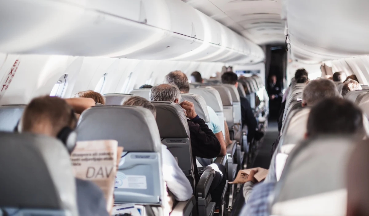 Szokujące sceny na pokładzie samolotu linii Delta Air Lines lecącego z Atlanty do Los Angeles. Mężczyzna zaatakował kilku pasażerów. Jednego z nich ugryzł, a pozostałych uderzył. 
