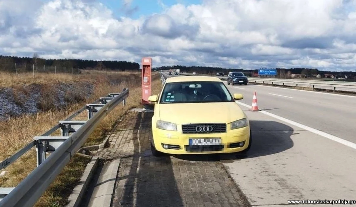 Policjanci zatrzymali obywatela Gruzji, który postanowił zdrzemnąć się w swoim audi na autostradzie A4. Jak się okazało, 41-latek ukradł wcześniej paliwo z jednej z pobliskich stacji benzynowych. Na szczęście pomylił dystrybutor i wlał do baku niewłaściwe paliwo, co doprowadziło do unieruchomienia auta. Dzięki temu udało się zatrzymać złodzieja.