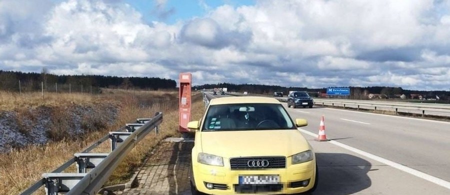 Policjanci zatrzymali obywatela Gruzji, który postanowił zdrzemnąć się w swoim audi na autostradzie A4. Jak się okazało, 41-latek ukradł wcześniej paliwo z jednej z pobliskich stacji benzynowych. Na szczęście pomylił dystrybutor i wlał do baku niewłaściwe paliwo, co doprowadziło do unieruchomienia auta. Dzięki temu udało się zatrzymać złodzieja.