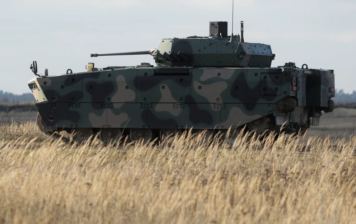 Kierowca bojowego wozu piechoty został skazany na rok więzienia w zawieszeniu przez Wojskowy Sąd Garnizonowy w Lublinie. Przed rokiem podczas ćwiczeń na poligonie w Drawsku Pomorskim najechał on na dwóch żołnierzy. W wyniku wypadku poszkodowani zmarli.