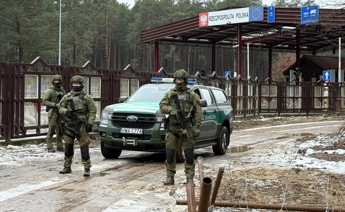 ​Nie ma wątpliwości, że w ostatnich dniach wzrosła presja migracyjna na granicy polsko-białoruskiej. Potwierdzają to statystyki. W związku z tym szef MSWiA Tomasz Siemoniak zapewnił, że Polska jest przygotowana na wzrost liczby prób nielegalnego przedarcia się na terytorium Polski. Dodał, że na granicy zostaną zwiększone siły, a tam, gdzie się da, będzie bariera fizyczna i zapory elektroniczne.