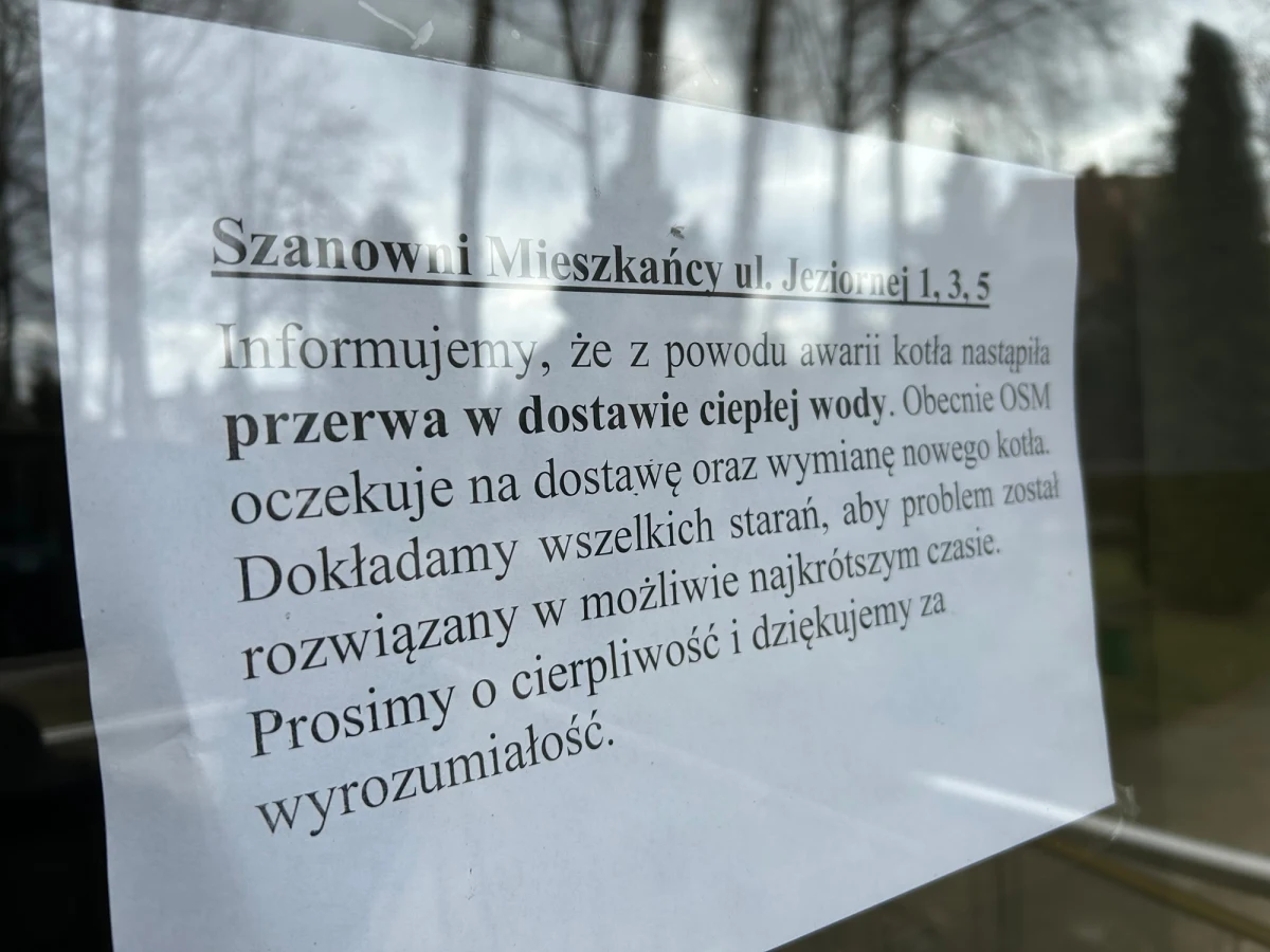Dopiero w poniedziałek 24 marca może zostać usunięta awaria kotła, który zasilał w ciepło mieszkańców trzech wieżowców przy ul. Jeziornej w Olsztynie. Od ponad tygodnia w mieszkaniach nie ma ciepłej wody, nie grzeją też kaloryfery.