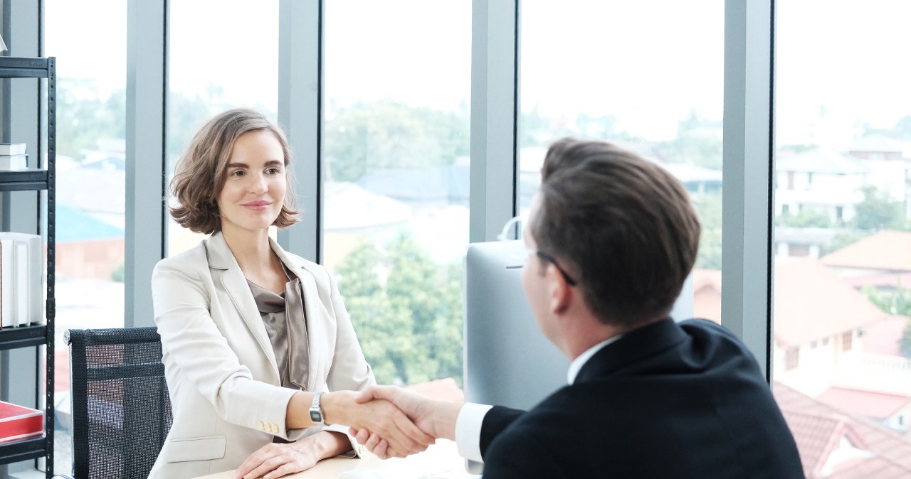 Jak skutecznie rozmawiać o podwyżce? Te błędy mogą cię wiele kosztować