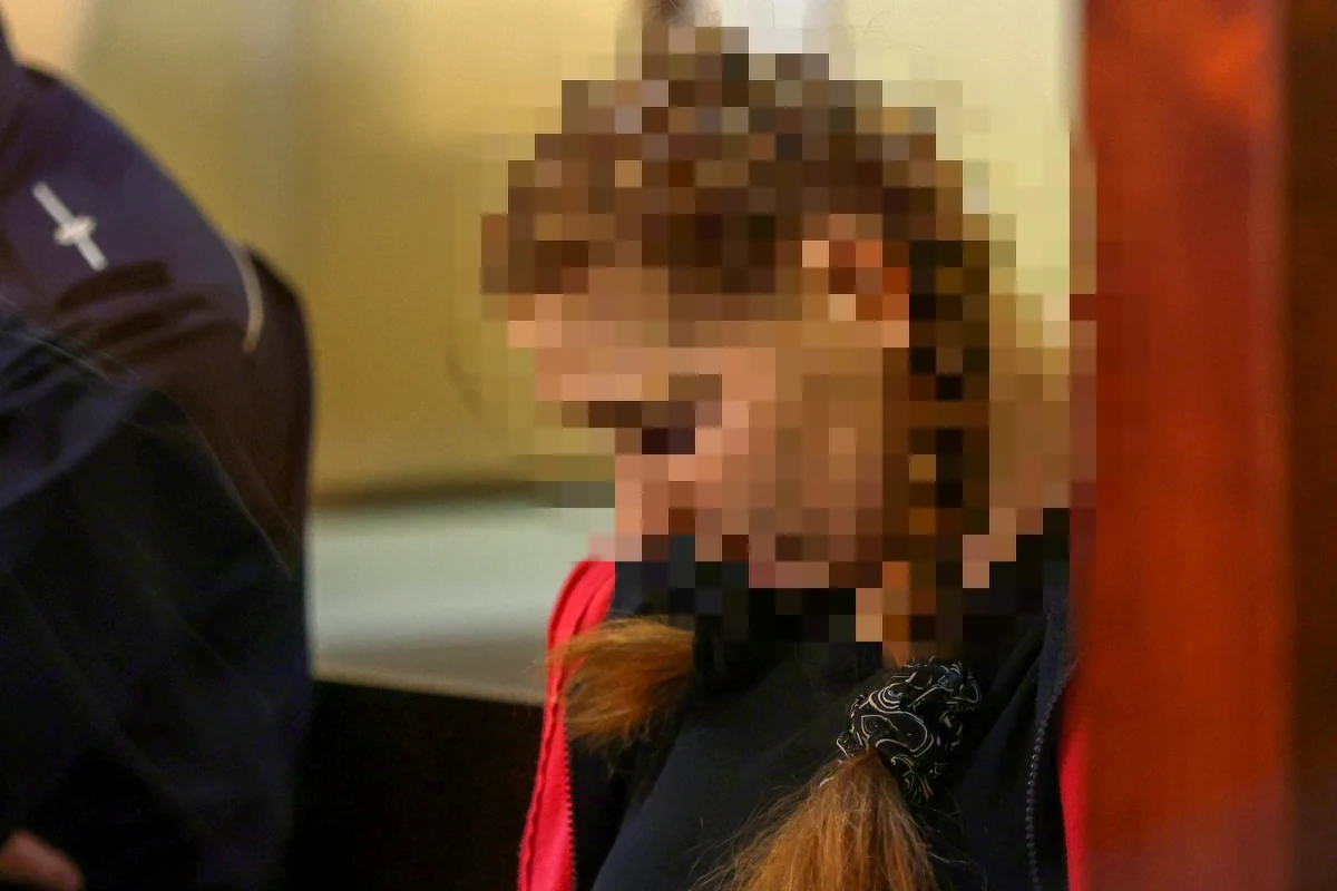 Wstrząsająca sprawa znów w sądzie. W Gdańsku przed Sądem Apelacyjnym ruszył proces odwoławczy matki i jej partnera skazanych za znęcanie się i śmierć 3-letniej Zuzi z Torunia. Sąd może zmienić kwalifikację prawną czynu.