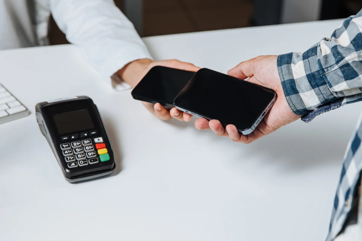 Osoby, które mają iPhona Xs albo nowszego, mogą w Polsce skorzystać już z funkcji Tap to Pay. Jak podkreśla Apple, dzięki niej będzie można zrezygnować z terminali płatniczych i przyjmować opłaty zbliżeniowo na nasz smartfon.