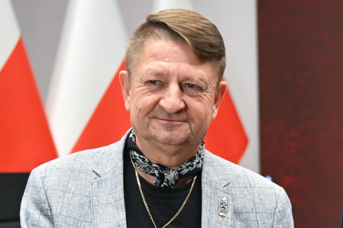 Po anonimowym zgłoszeniu policja przeszukała dom Ryszarda Majdzika, znanego w Małopolsce działacza antykomunistycznego w czasach PRL, obecnie przewodniczącego Rady Miejskiej w podkrakowskiej Skawinie. Znaleziono karabiny, pistolety i naboje. Majdzik nie miał pozwolenia na posiadanie broni. 