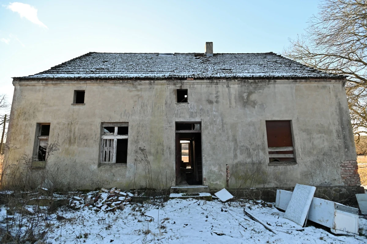 To będzie pierwszy taki program. Tysiąc budynków wielorodzinnych z terenów popegeerowskich w woj. zachodniopomorskim przejdzie termomodernizację. Za środki z Unii Europejskiej i Wojewódzkiego Funduszu Ochrony Środowiska obiekty na wsiach zostaną ocieplone i wyposażone w ekologiczne źródła ogrzewania.