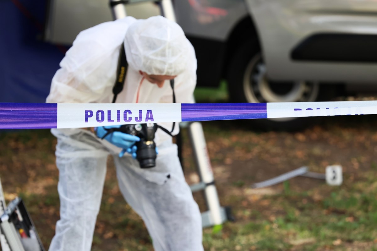 To było zabójstwo, a następnie napastnik zastrzelił siebie - jak dowiedział się reporter RMF FM Krzysztof Zasada - takie są wstępne ustalenia śledczych w sprawie tragedii w Obrzycku w Wielkopolsce. W jednym z mieszkań znaleziono ciało 46-latki, a przed jej domem ciało 34-letniego mężczyzny. Kobieta była wychowawczynią 34-latka, gdy ten uczył się w szkole średniej. Jak nieoficjalnie dowiedział się dziennikarz RMF FM, nie byli parą. 