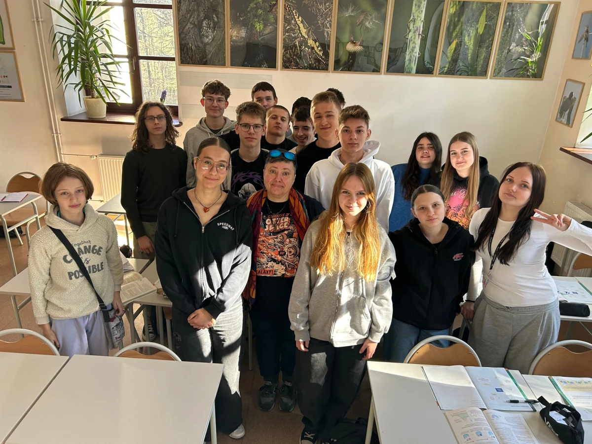 Sprawdzian pisany w parach lub w grupach? Ten pomysł realizowany jest na lekcjach biologii w Liceum Ogólnokształcącym im. Czesława Tańskiego w Puszczy Mariańskiej na Mazowszu. Okazuje się, że to skuteczny sposób na zachęcenie młodych ludzi do nauki. Dodatkowo, taka forma sprawdzianu wymaga współpracy i kreatywności. Efekty? Z ostatniego sprawdzianu ani jeden uczeń nie dostał jedynki.